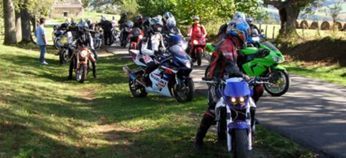 Soleil et motos de sortie dans les Ardennes.