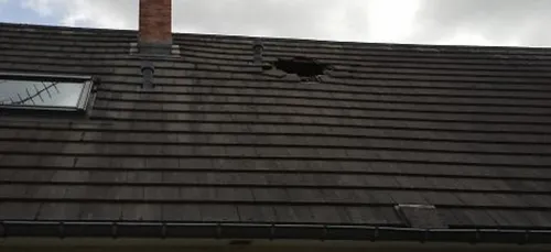 Une toiture transpercée par un glaçon à Sorbon.