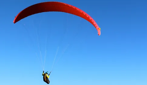Létanne : une parapentiste chute en plein vol