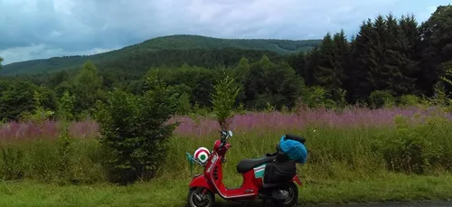 Denis Perrette continue son tour des Ardennes en vespa