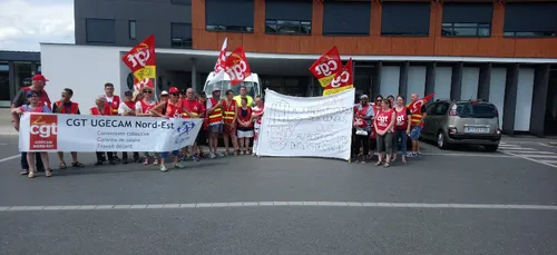 Les salariés de l'UGECAM Nord-Est manifestent à Charleville