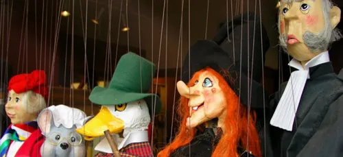 Des spectacles de marionnettes dans les écoles pour les enfants...