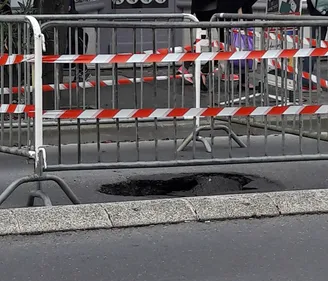 Un trou dans la chaussée à Charleville-Mézières