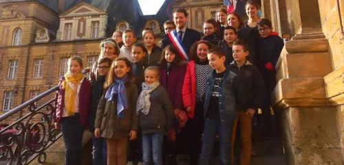 Des élèves en CM2 à Vrigne-aux-Bois interviewent Boris Ravignon...