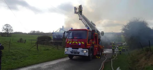 Un bâtiment agricole embrasé à Corny-Machéroménil