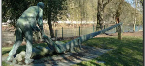 Charleville : la statue du Laboureur de l'île du Vieux-Moulin...