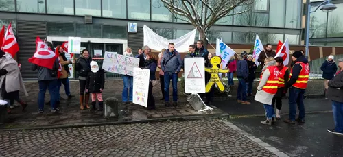 Charleville : enseignants et parents d'élèves ont manifesté contre...