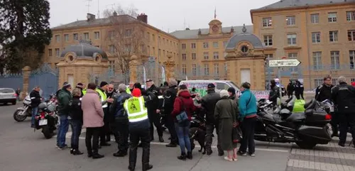 Des motards en colère devant la préfecture des Ardennes.