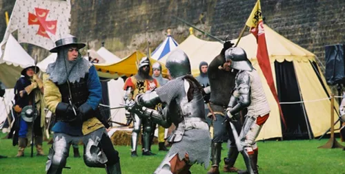 Campements et chevaliers pour le château fort de Sedan.