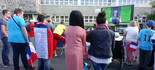 Les Carolos réunis devant l'écran géant pour France-Pérou