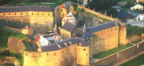 Les chevaliers croisent le fer au château fort de Sedan.