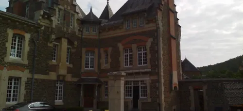 Bogny-sur-Meuse : des locations au château patronal.