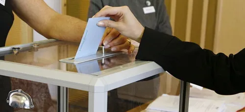 Présidentielles : Emmanuel Macron en tête (de très peu) dans les...