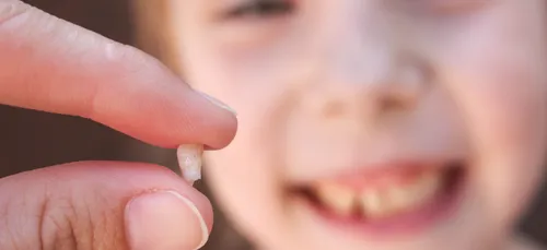 IL UTILISE UN HÉLICOPTÈRE POUR ARRACHER LA DENT DE LAIT DE SON FILS !