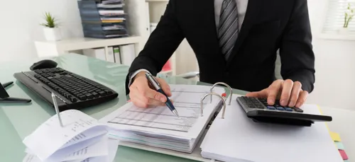 IL NE TROUVE PAS DE TRAVAIL CAR IL EST "TROP QUALIFIÉ" !