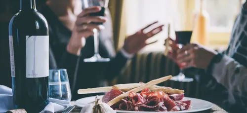 IL SE FAIT VIRER D'UN RESTAURANT CAR IL MANGE TROP