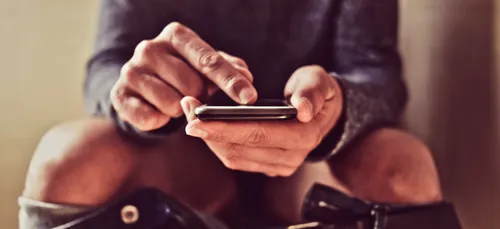 LES HOMMES PASSENT PLUS DE TEMPS QUE LES FILLES DANS LES TOILETTES !