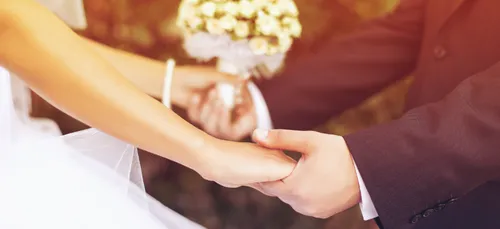 IL DEMANDE SA COPINE EN MARIAGE AVEC UN MESSAGE CACHÉ DANS UN JEU...