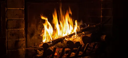 Feu de cheminée dans une maison à Tagnon