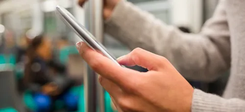 QUE PRÉFÈRENT LES JEUNES FRANÇAIS ? LE SMARTPHONE OU LE SEXE ?