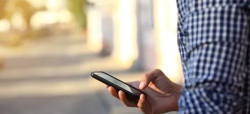 SES DOIGTS SONT BLOQUÉS À CAUSE DE SON SMARTPHONE !