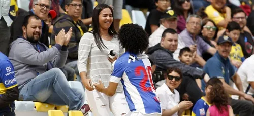 IL DEMANDE SA COPINE EN MARIAGE EN PLEIN MATCH DE FOOT !