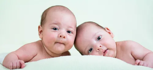 DEUX SŒURS JUMELLES ACCOUCHENT AU MÊME MOMENT DANS LE MÊME HÔPITAL !