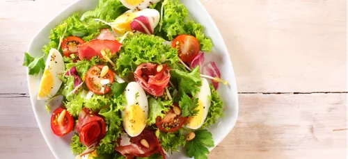 IL FAIT POUSSER SES SALADES AVEC SON URINE