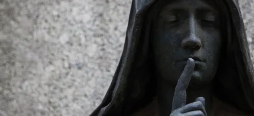 IL FAIT LIVRER UNE STATUE FAISANT UN DOIGT D'HONNEUR PARCE QU’IL NE...