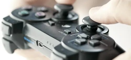 IL ACHÈTE SA PS4 MOINS CHER EN LA PESANT AU RAYON FRUITS ET LÉGUMES