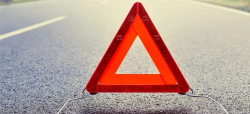 Une voiture percute le camion qu'elle était en train de dépasser...