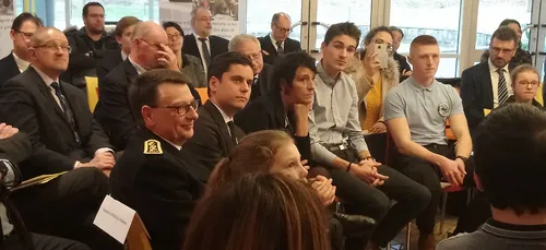 Bazeilles : le secrétaire d'état Gabriel Attal face aux jeunes