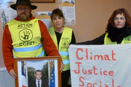 Ils s'emparent du portrait du Président à la Mairie de Bar-lès-Buzancy