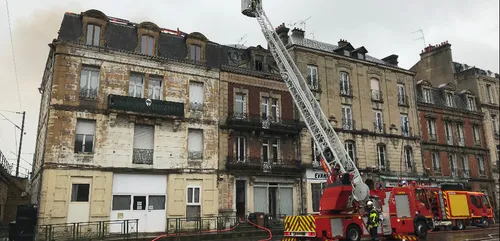 Un immeuble en proie aux flammes à Charleville