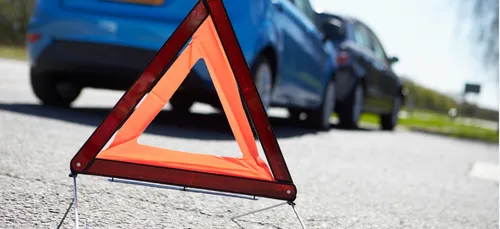 Accident entre une voiture et un véhicule militaire à Semide