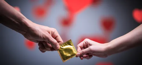 LE PRÉSERVATIF QUI S'OUVRE AVEC 4 MAINS !