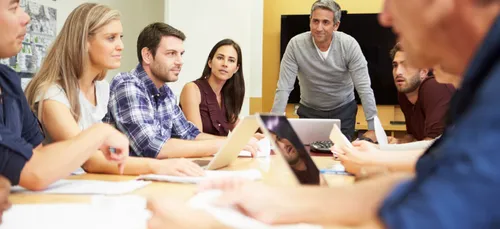 UN PATRON ACHÈTE UNE VOITURE POUR SES EMPLOYÉS