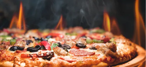 IL CRÉE UNE PIZZA AVEC 154 FROMAGES !