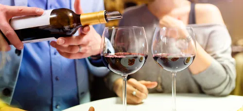 UN RESTAURANT CONFOND UNE BOUTEILLE DE VIN À 5000€ AVEC UNE DE 260€ !