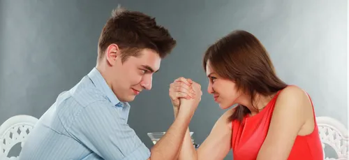 LES ANGLAIS INVENTENT LE BRAS DE FER UN PEU SPÉCIAL !