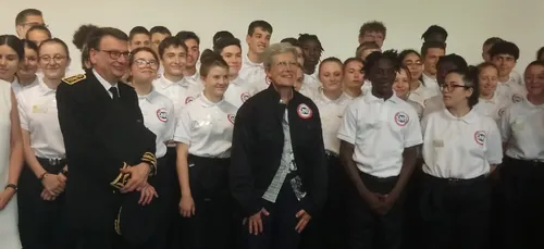 Ardennes : une ministre rencontre les jeunes.