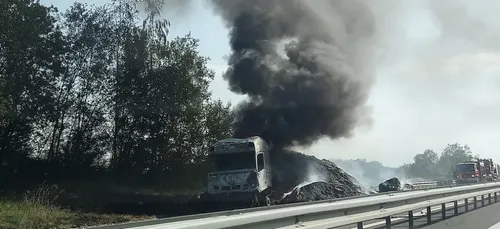Saulces-Monclin : un poids lourd en feu paralyse l'autoroute