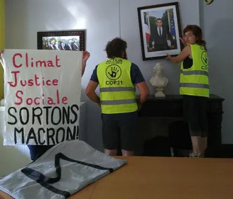 Ils décrochent les portraits du président dans cinq mairies des...