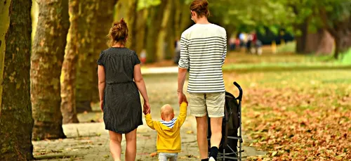 ELLE VOLE UNE POUSSETTE MAIS OUBLIE SON ENFANT !