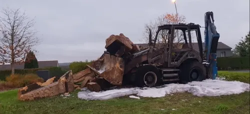 Charleville : du vandalisme à la pelleteuse.