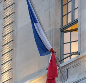 Drapeaux en berne à Charleville-Mézières