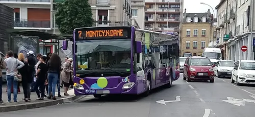 Des manifestants bloquent le dépôt des bus TAC
