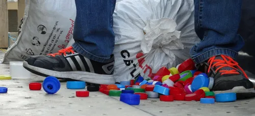 32 tonnes de petits bouchons.