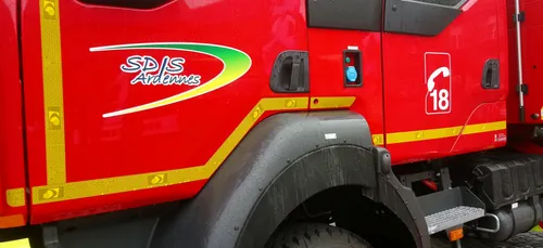 Villers-le-Tourneur : sa voiture finit sur le flanc sur l'autoroute