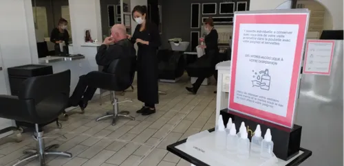 Gel, masque, désinfection.. Les salons de coiffure rouvrent avec...
